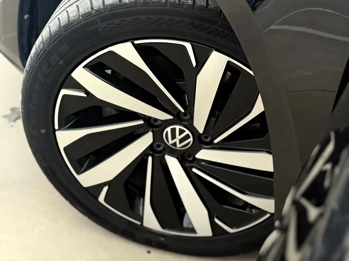 Volkswagen Passat 2022 330TSI Starlight Luxury Edition фото 6