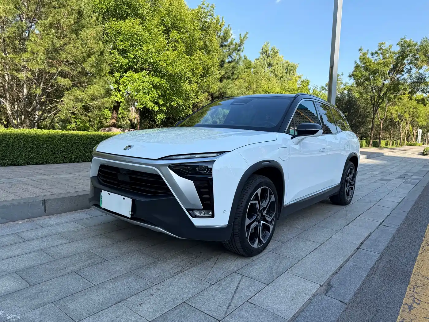 Фото 1 - NIO ES8