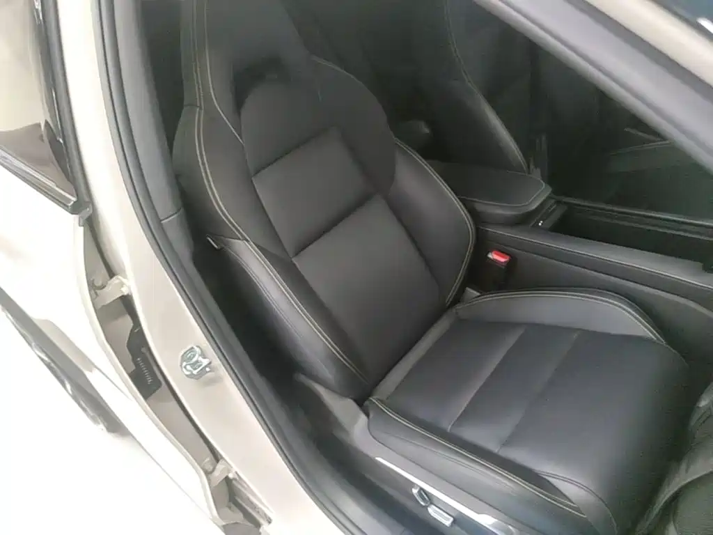 Photo 25 - Lynk & Co 06