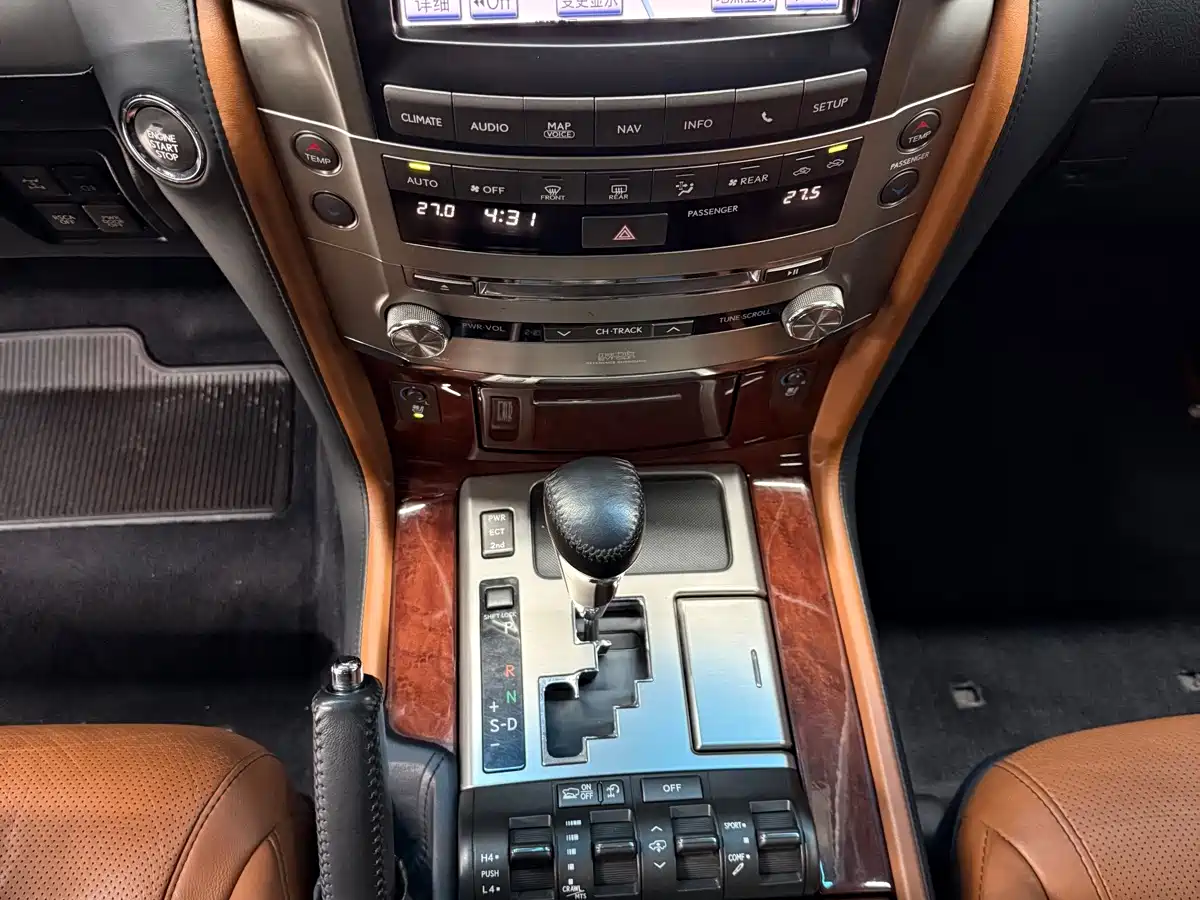 Фото 19 - Lexus LX