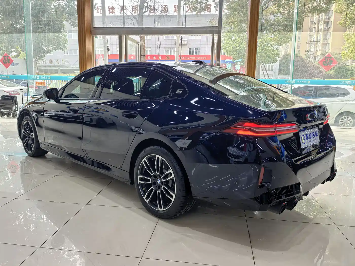 BMW 5 Series 2025 530Li Leading M Sport Package фото 4