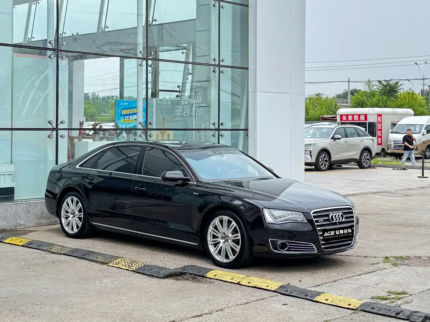 Photo 3 - Audi A8