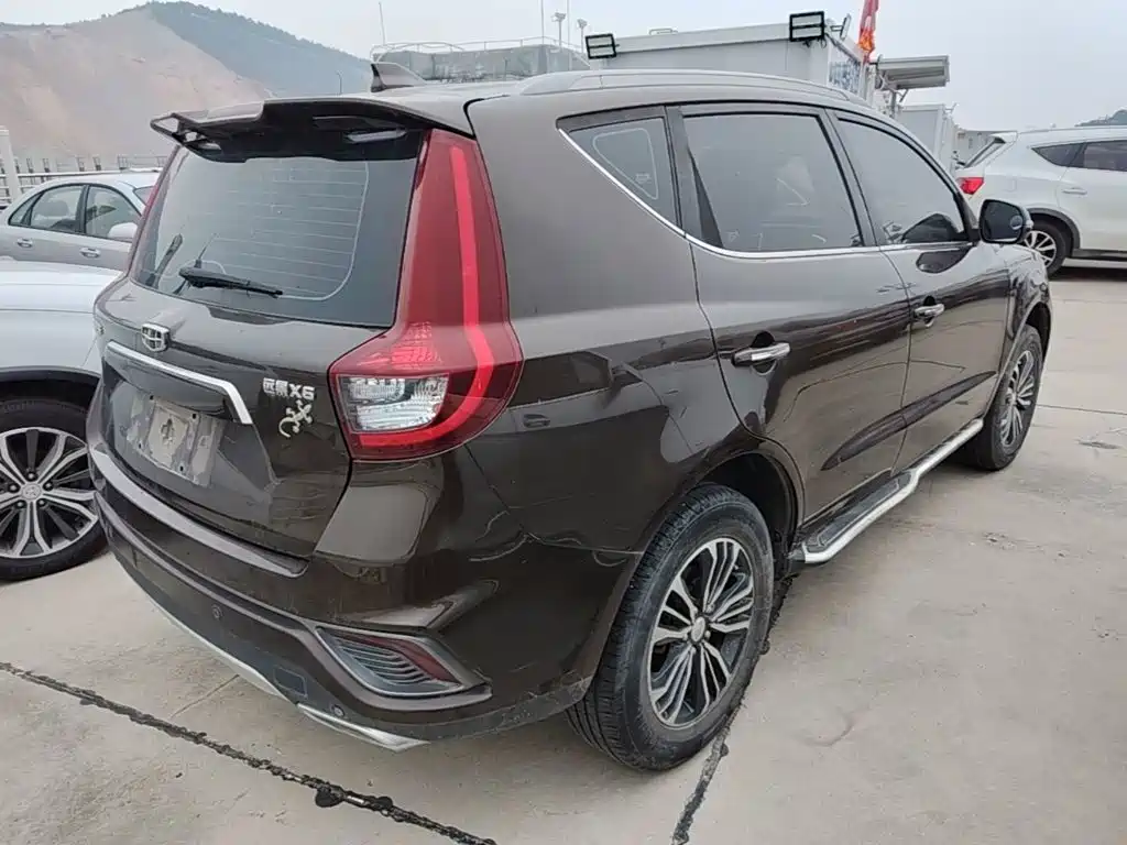 Фото 7 - Geely Emgrand X6