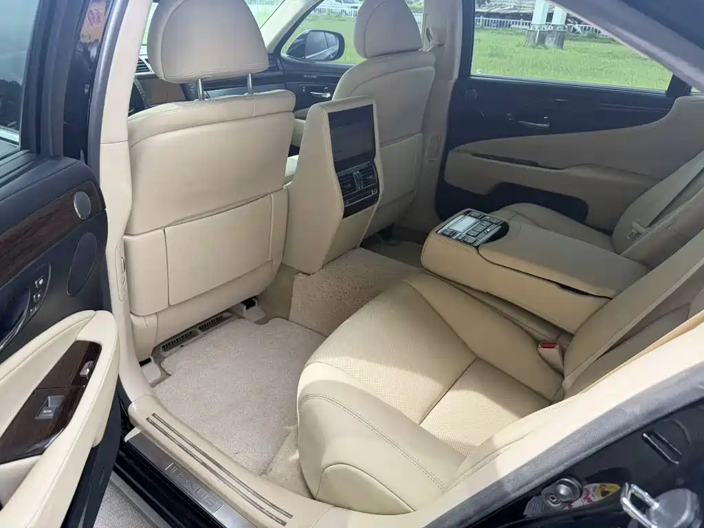 Фото 6 - Lexus LS