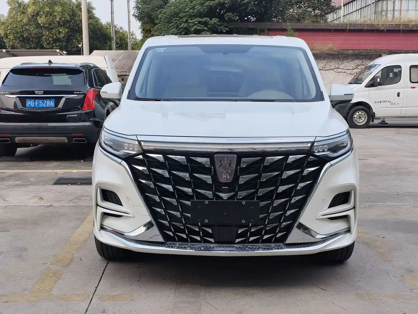 Roewe iMAX8 EV 2026 2022 Gold Edition