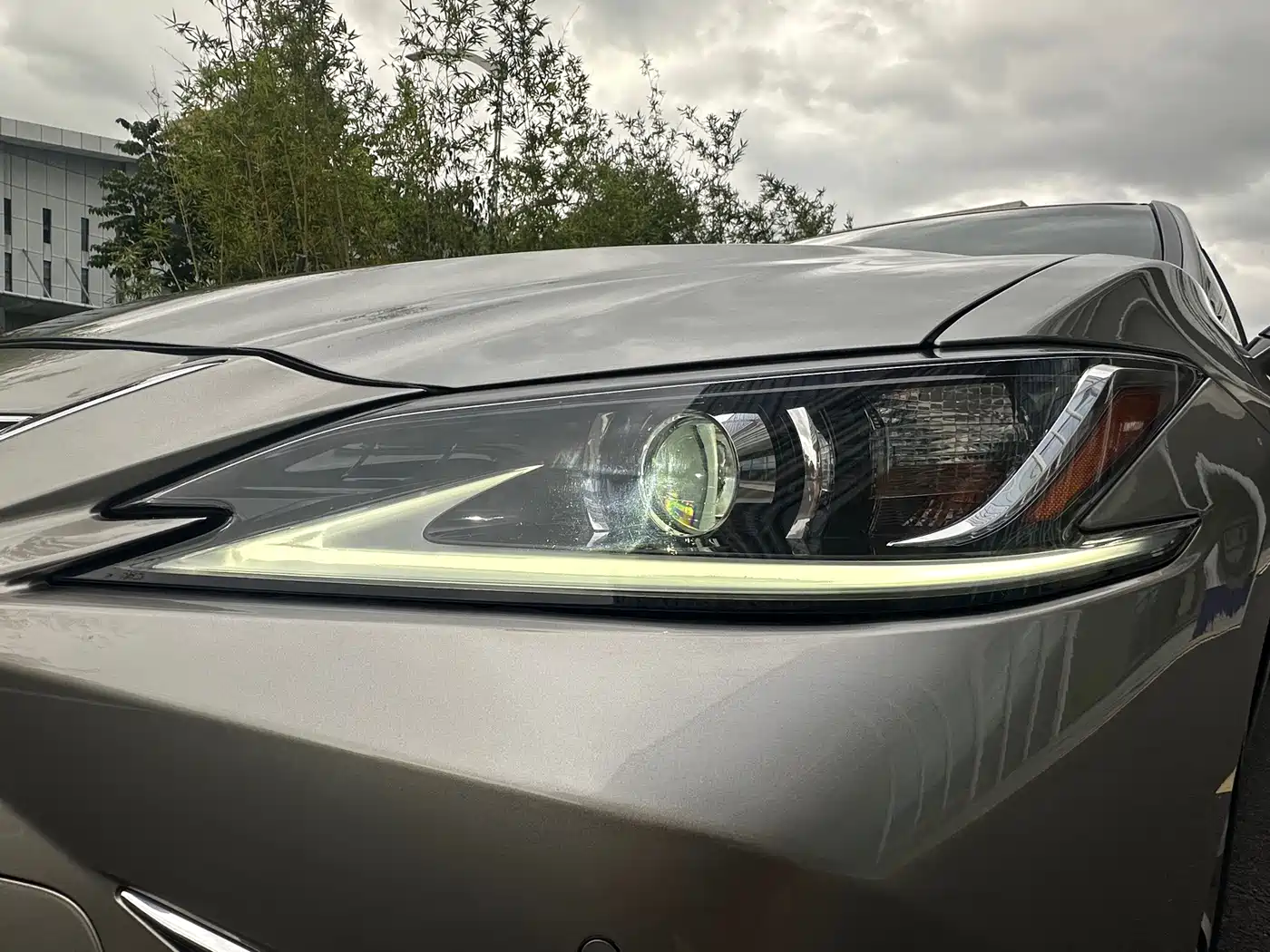 Photo 13 - Lexus ES