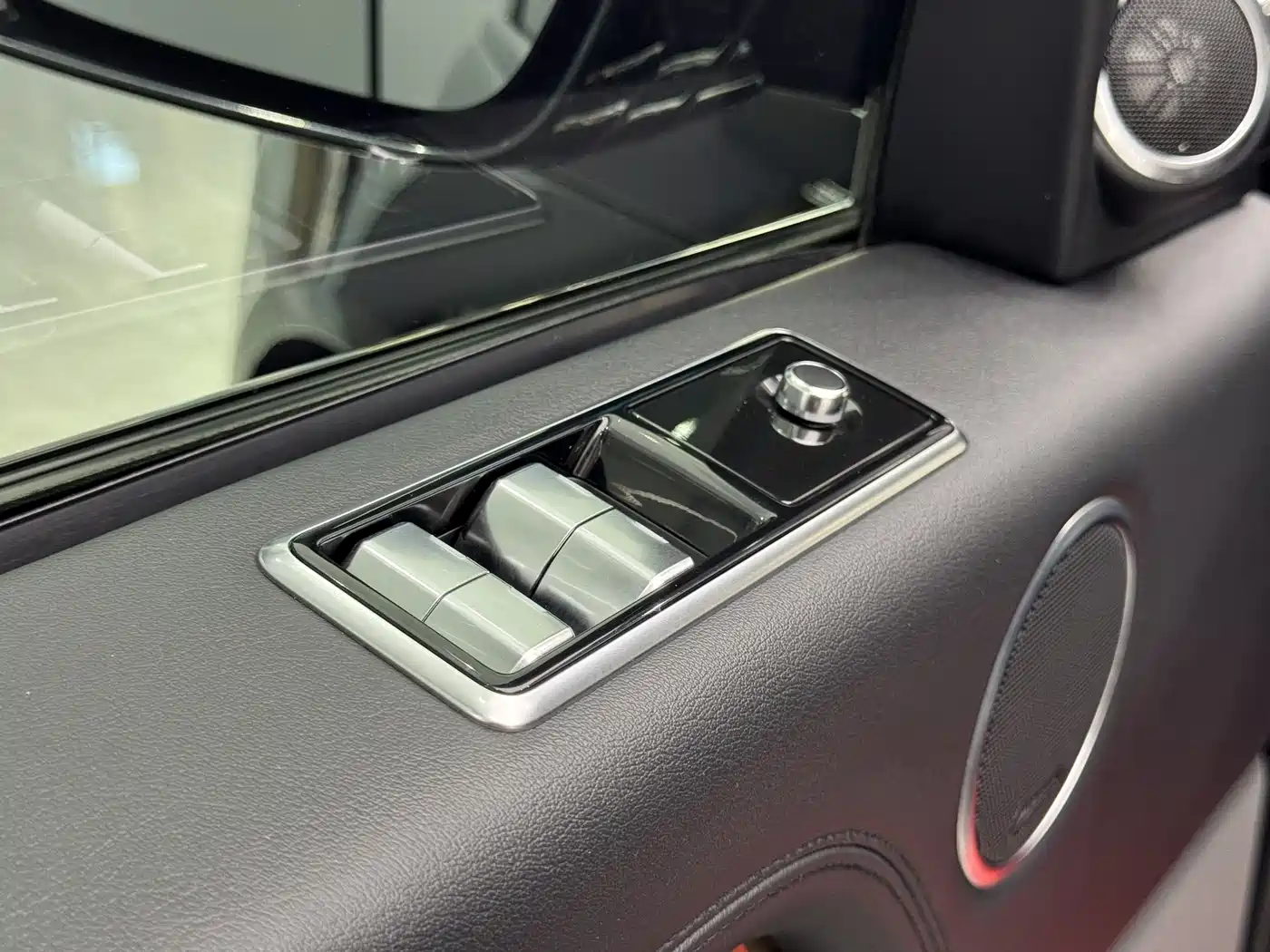 Land Rover Range Rover 2018 3.0 SC V6 Golden Age Edition фото 11