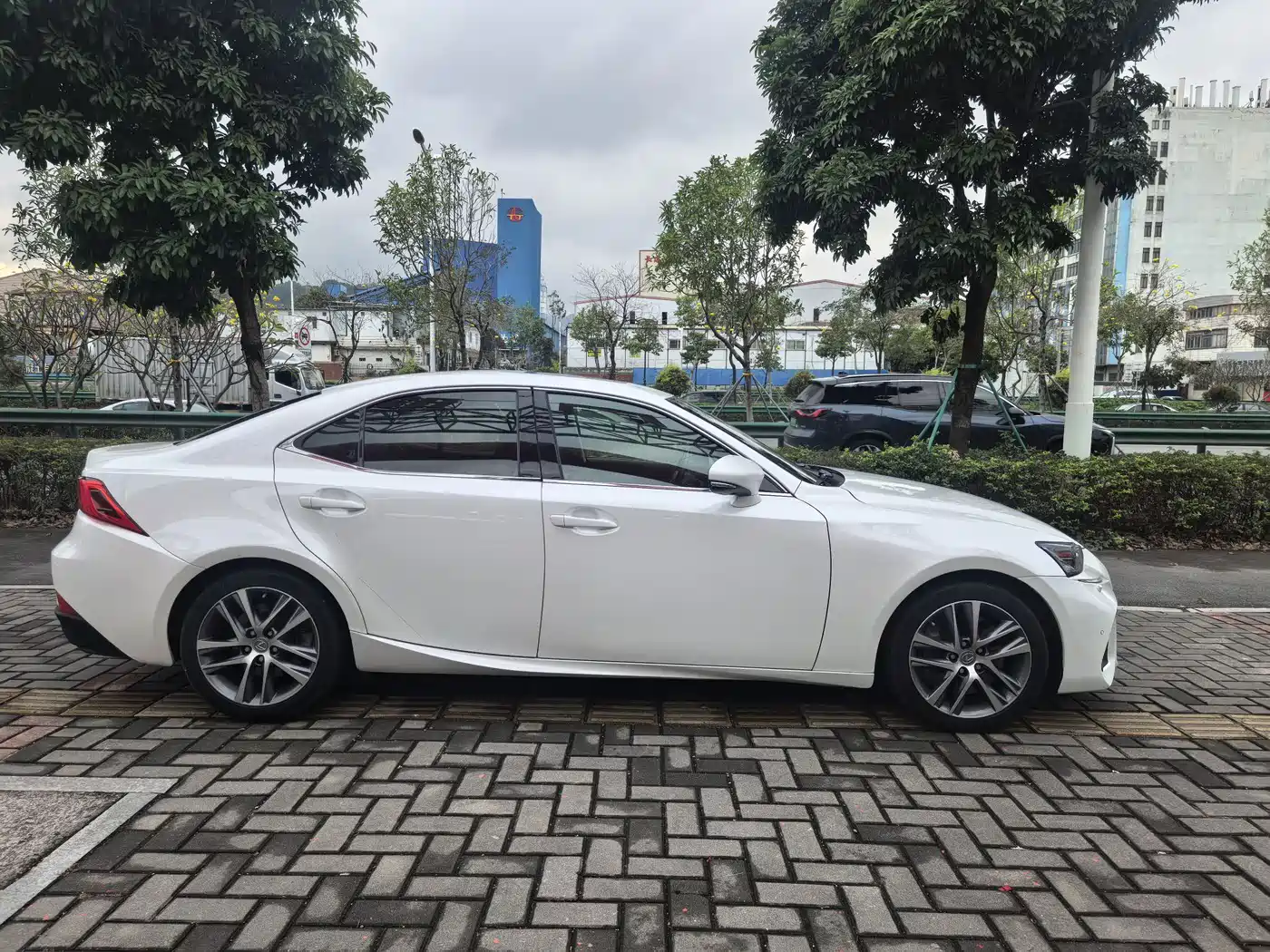 Lexus IS 2017 300 Leading Edition фото 4