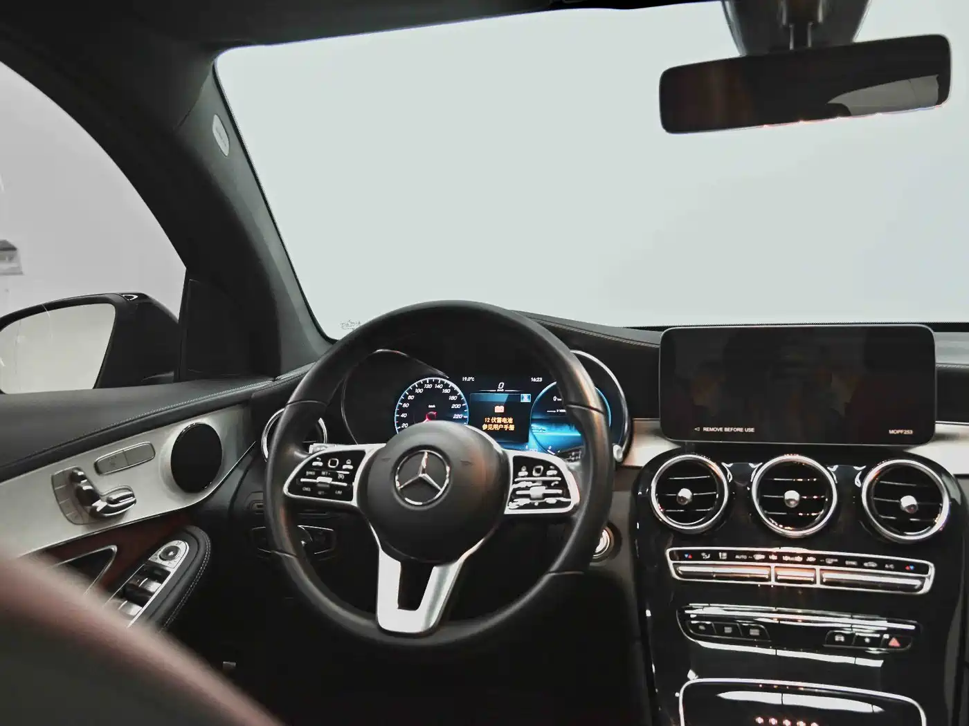 Mercedes-Benz GLC Coupe 2023 Model GLC 260 4MATIC Coupe SUV фото 30