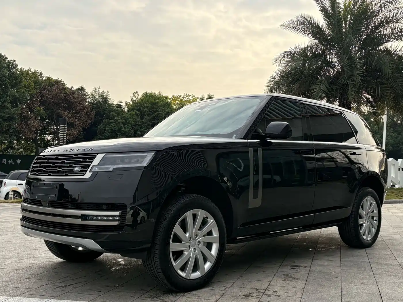 Land Rover Range Rover 2024 3.0 L6 400PS Golden Age Extended 7-Seater