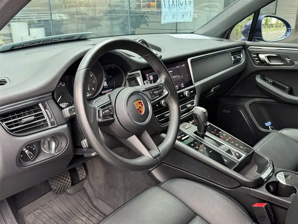 PORSCHE MACAN