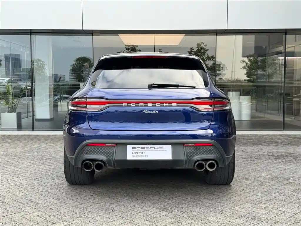 PORSCHE MACAN