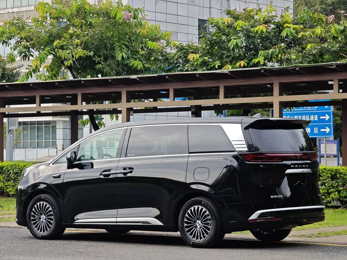 Denza D9 2026 2025 DM-i Smart Driving Edition 1020 AWD Flagship