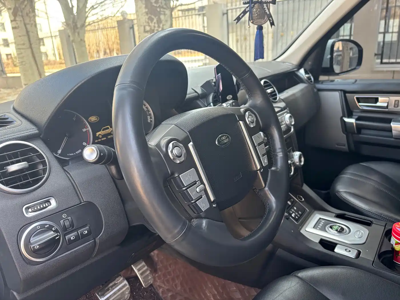 Land Rover Discovery 2015 3.0 SDV6 HSE Diesel фото 4