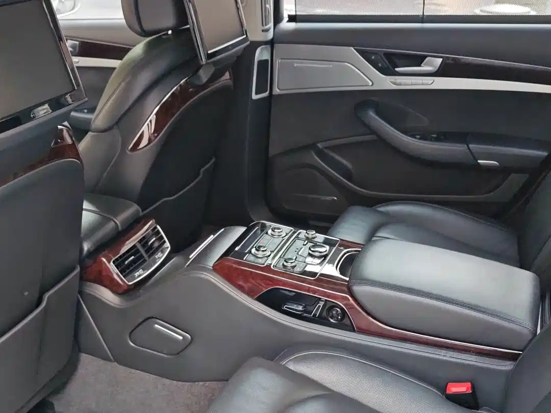 Фото 11 - Audi A8