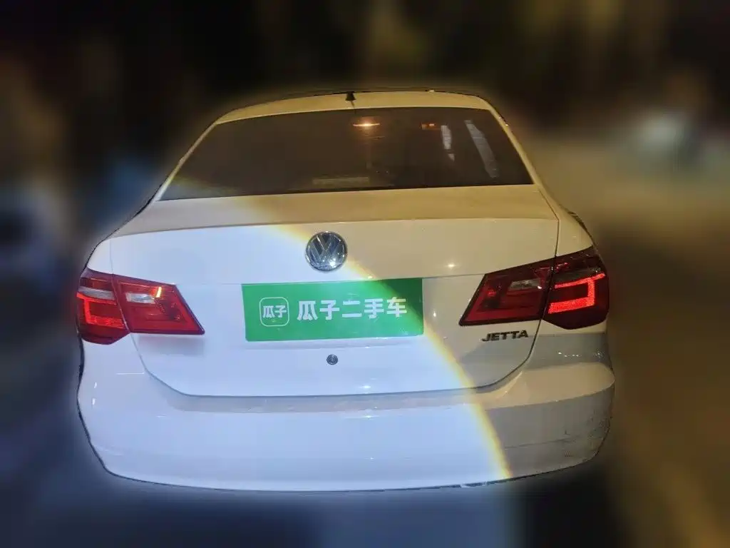 Photo 7 - Volkswagen Jetta