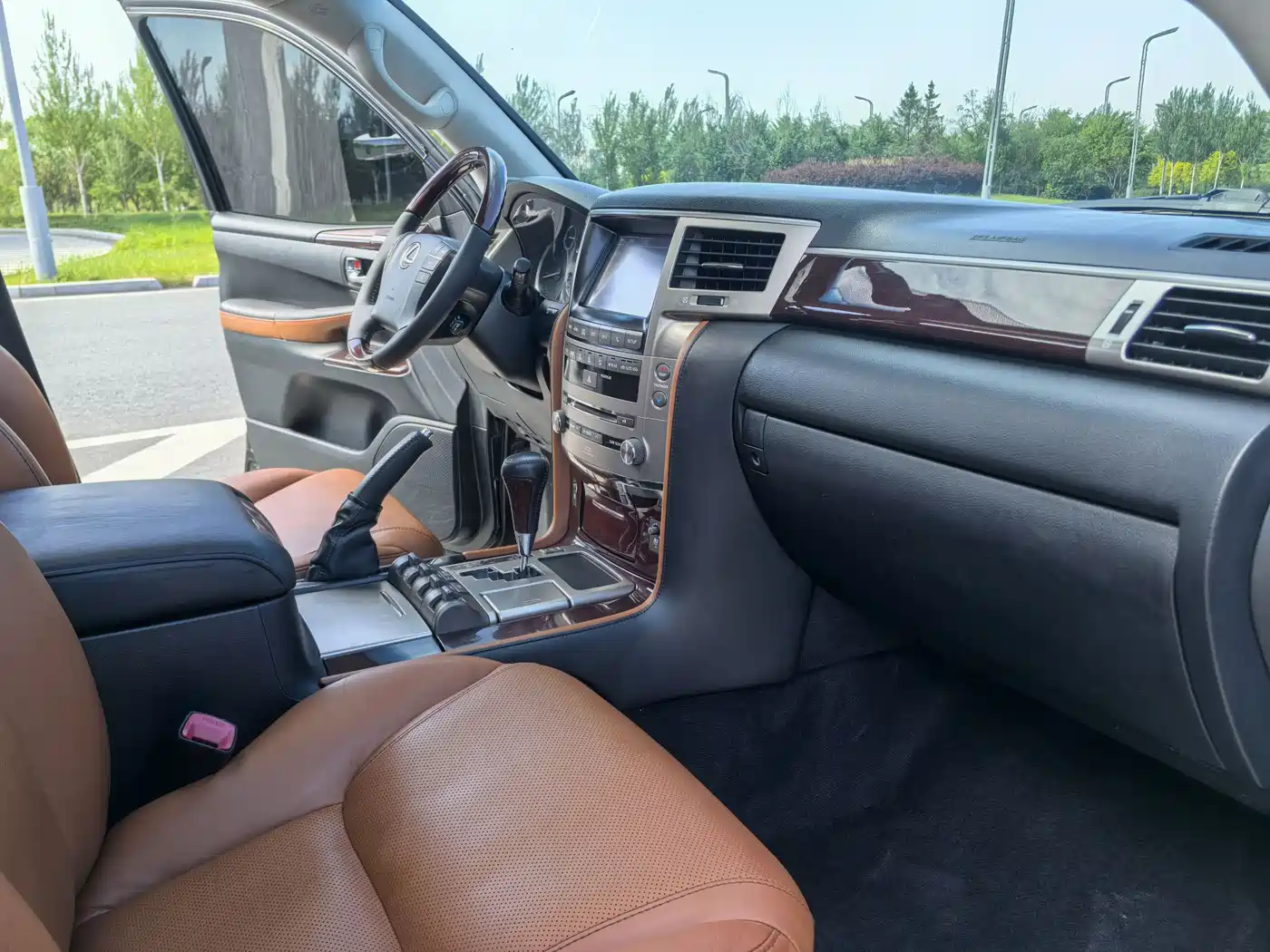 Фото 14 - Lexus LX