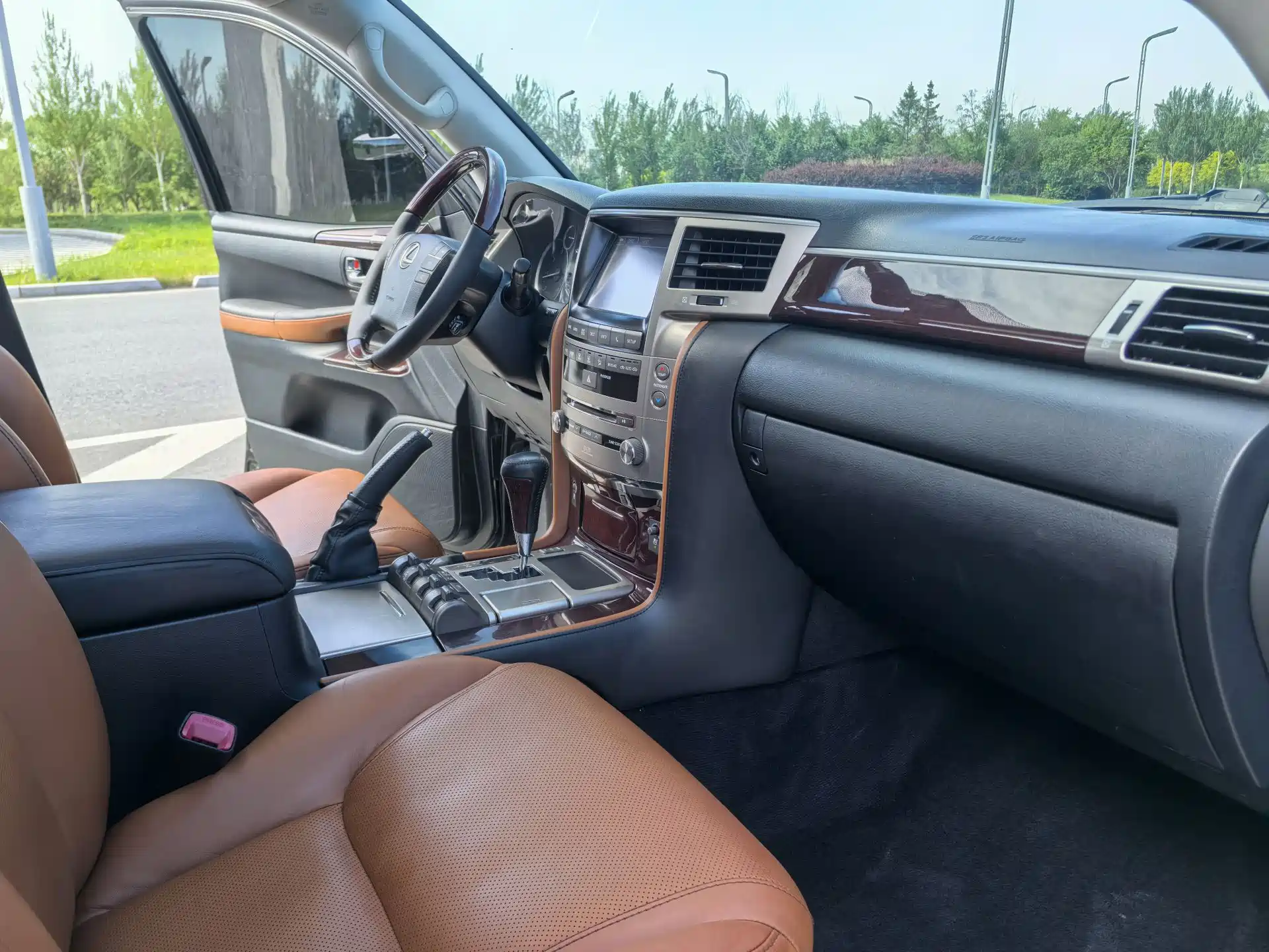 Фото 14 - Lexus LX