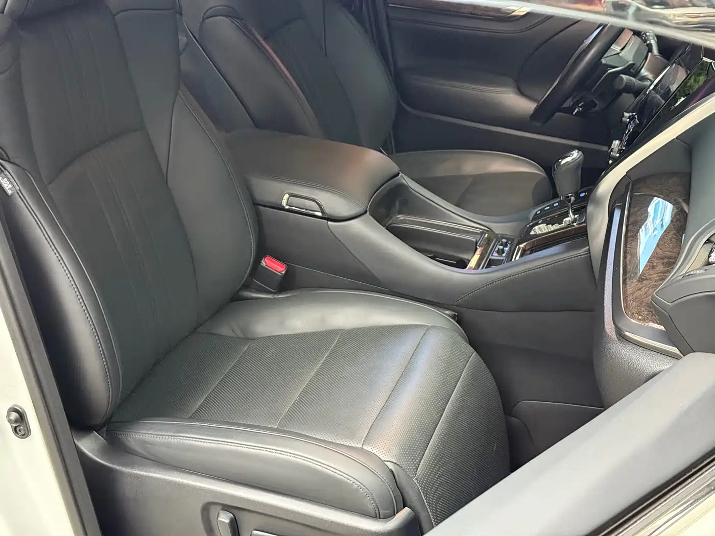 Toyota Vellfire 2021 Crown Hybrid 2.5L HV Premium Edition фото 16