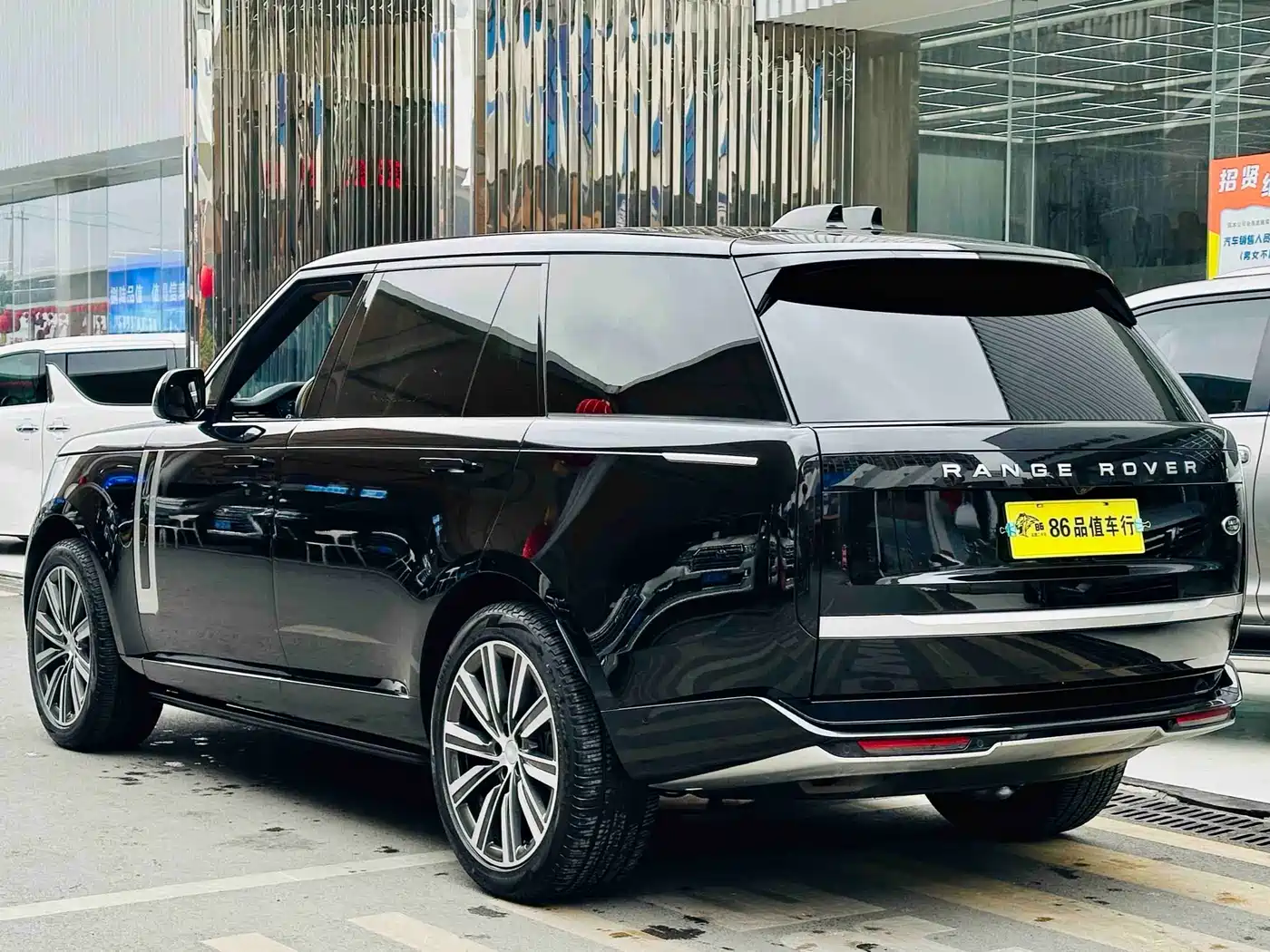 Land Rover Range Rover 2025 3.0 L6 400PS Genesis Extended Wheelbase фото 4