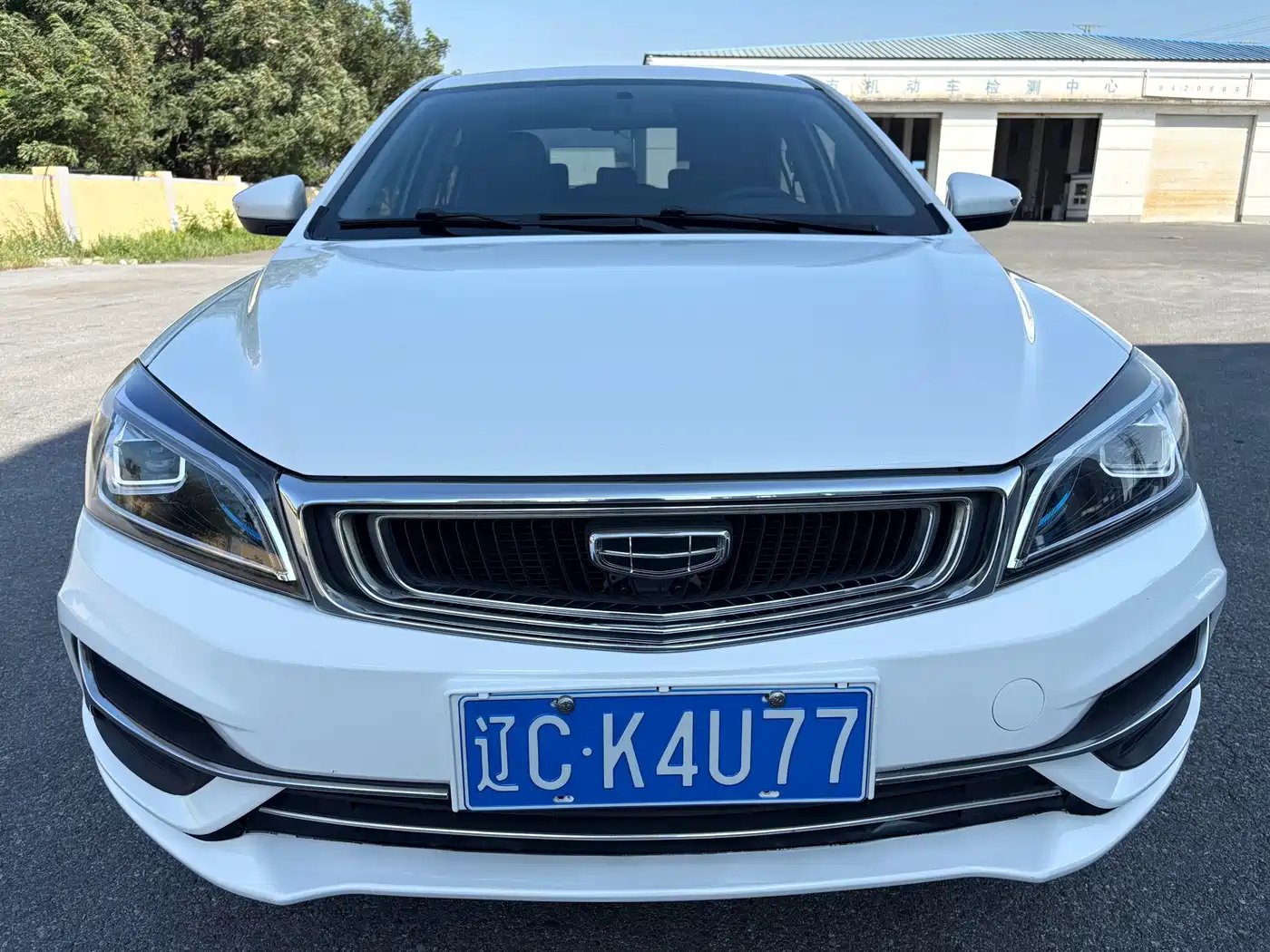 Photo 2 - Geely Emgrand