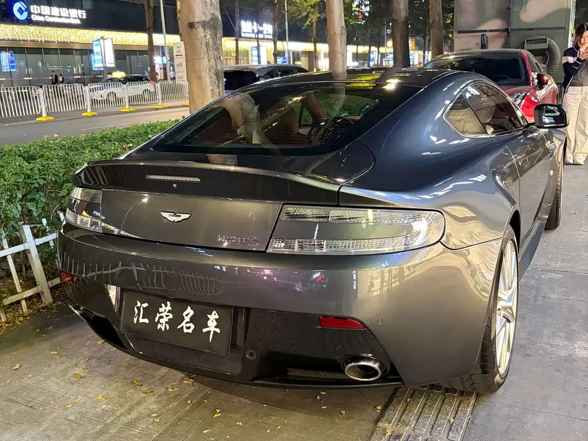 Фото 11 - Aston Martin Vantage
