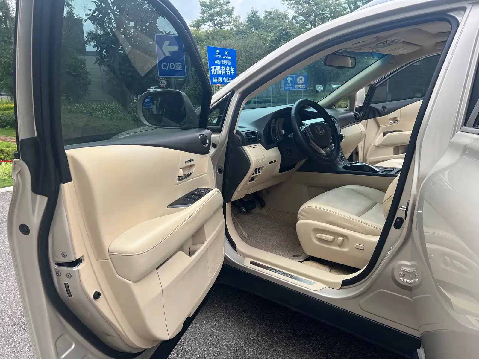 Photo 4 - Lexus RX Classic