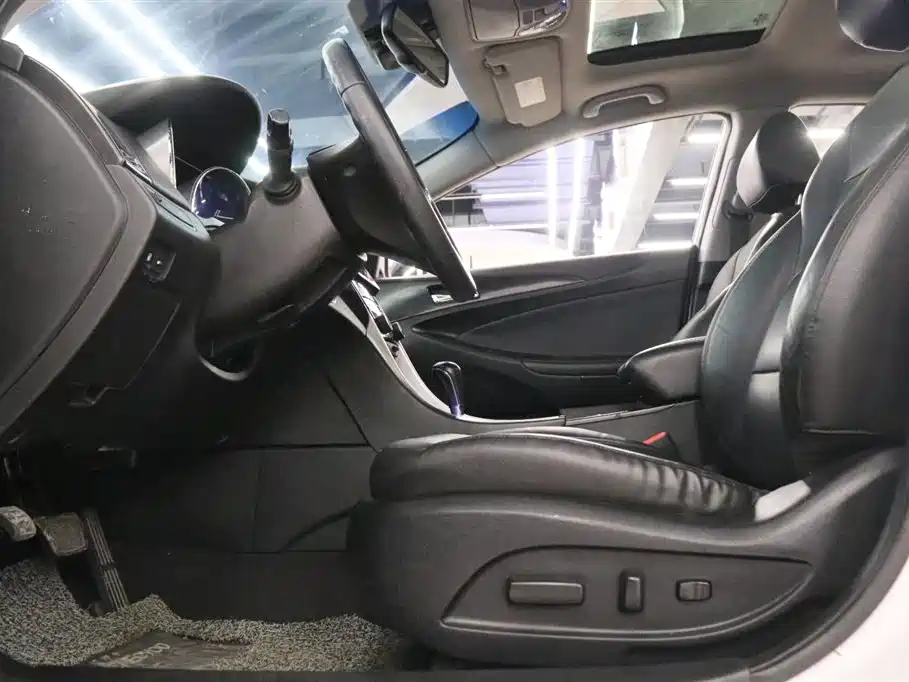 Hyundai Sonata 2013 2.4L Automatic Luxury Edition (China IV) фото 12