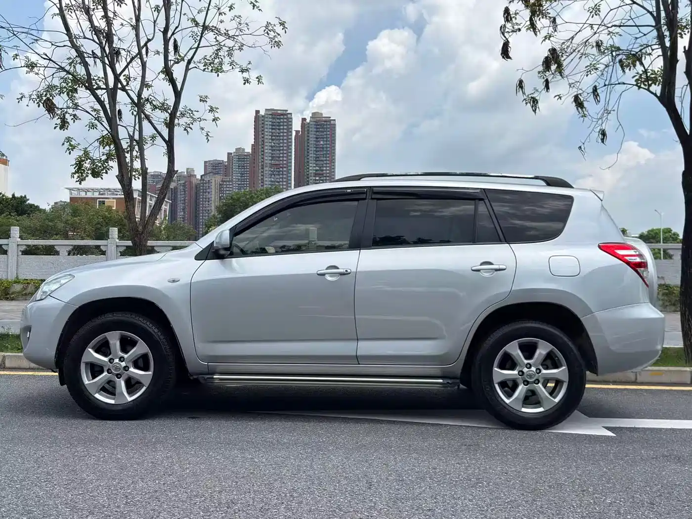 Photo 3 - Toyota RAV4 Rongfang
