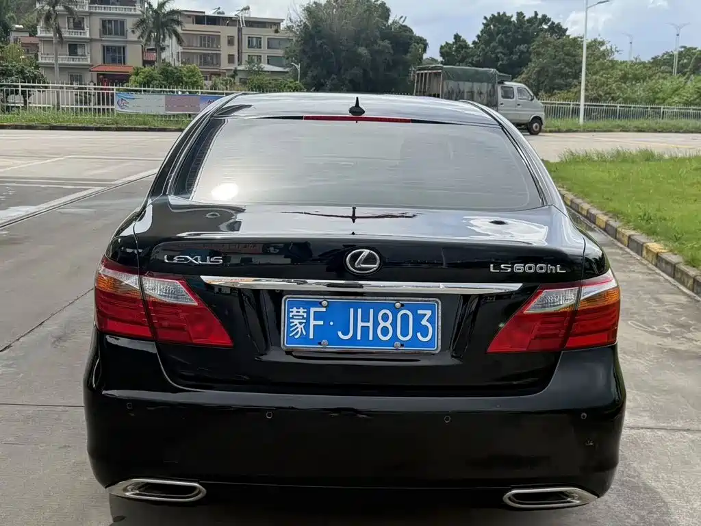 Фото 3 - Lexus LS