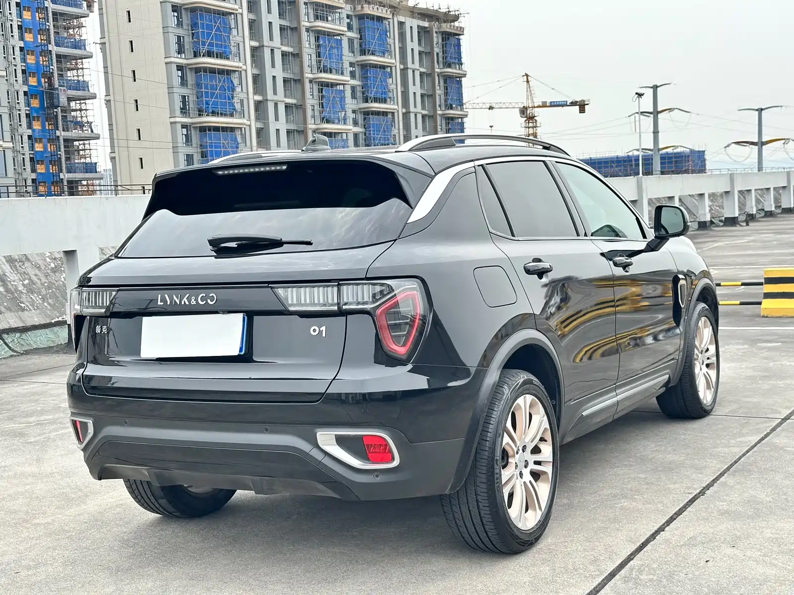 Photo 8 - Lynk & Co 01