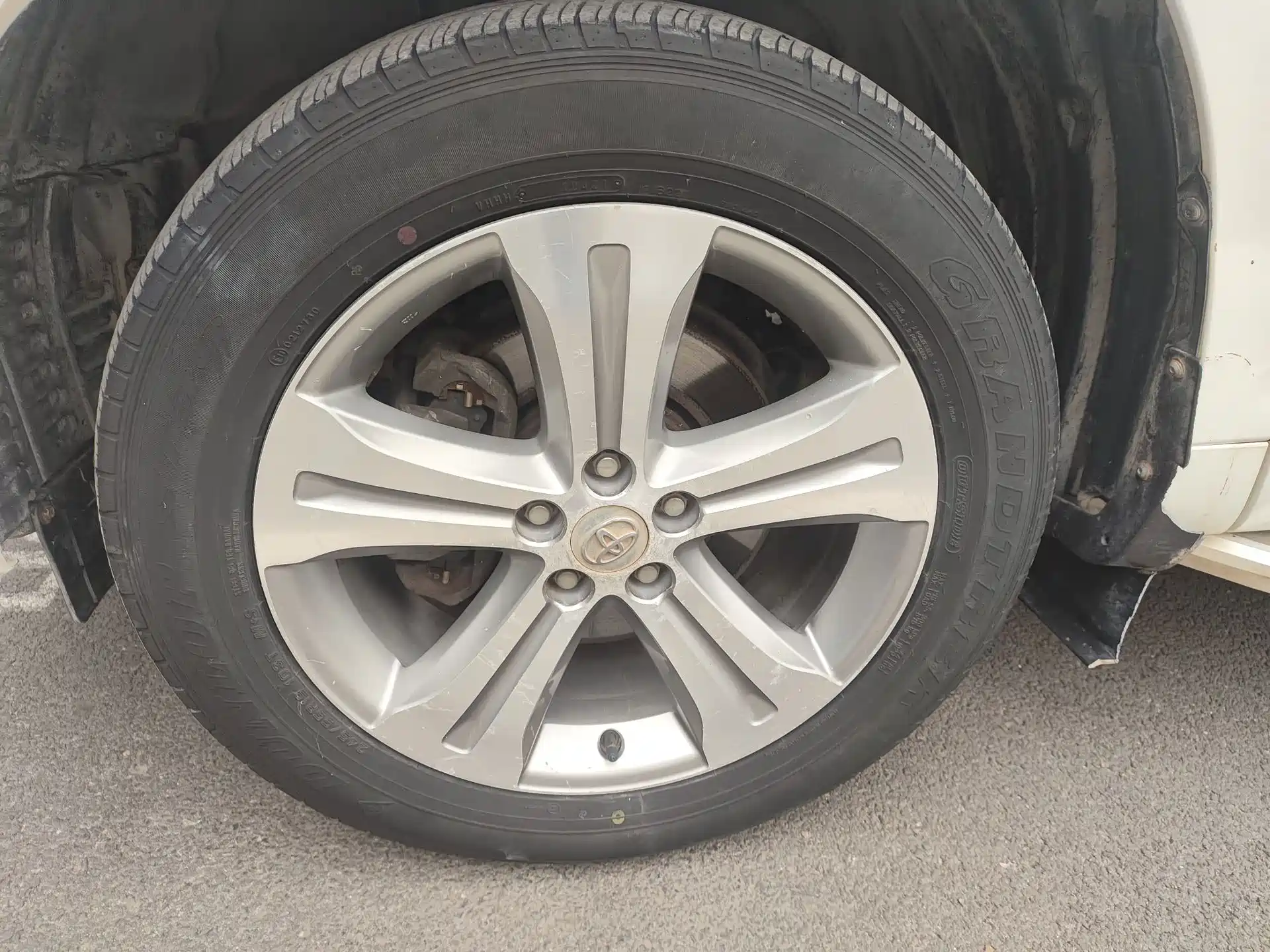 Photo 2 - Toyota Highlander