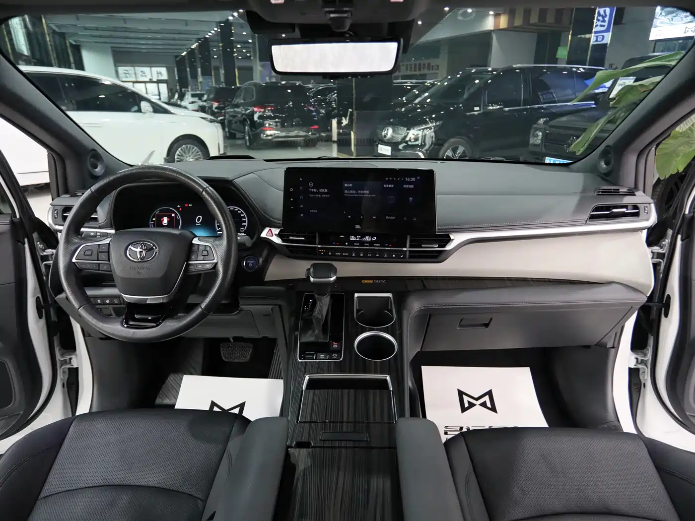 Toyota Granvia 2023 2.5L Hybrid Flagship VIP Edition фото 9