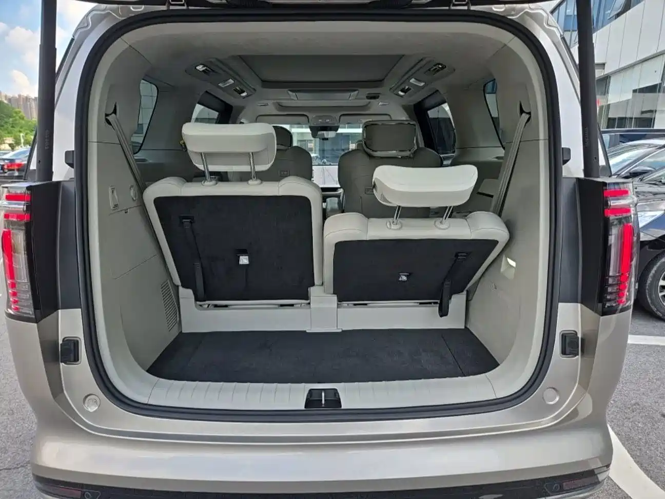 Volvo EM90 2024 2025 Ultra Six-Seater