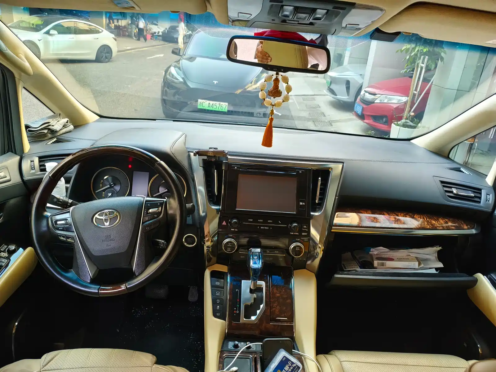 Фото 3 - Toyota Alphard