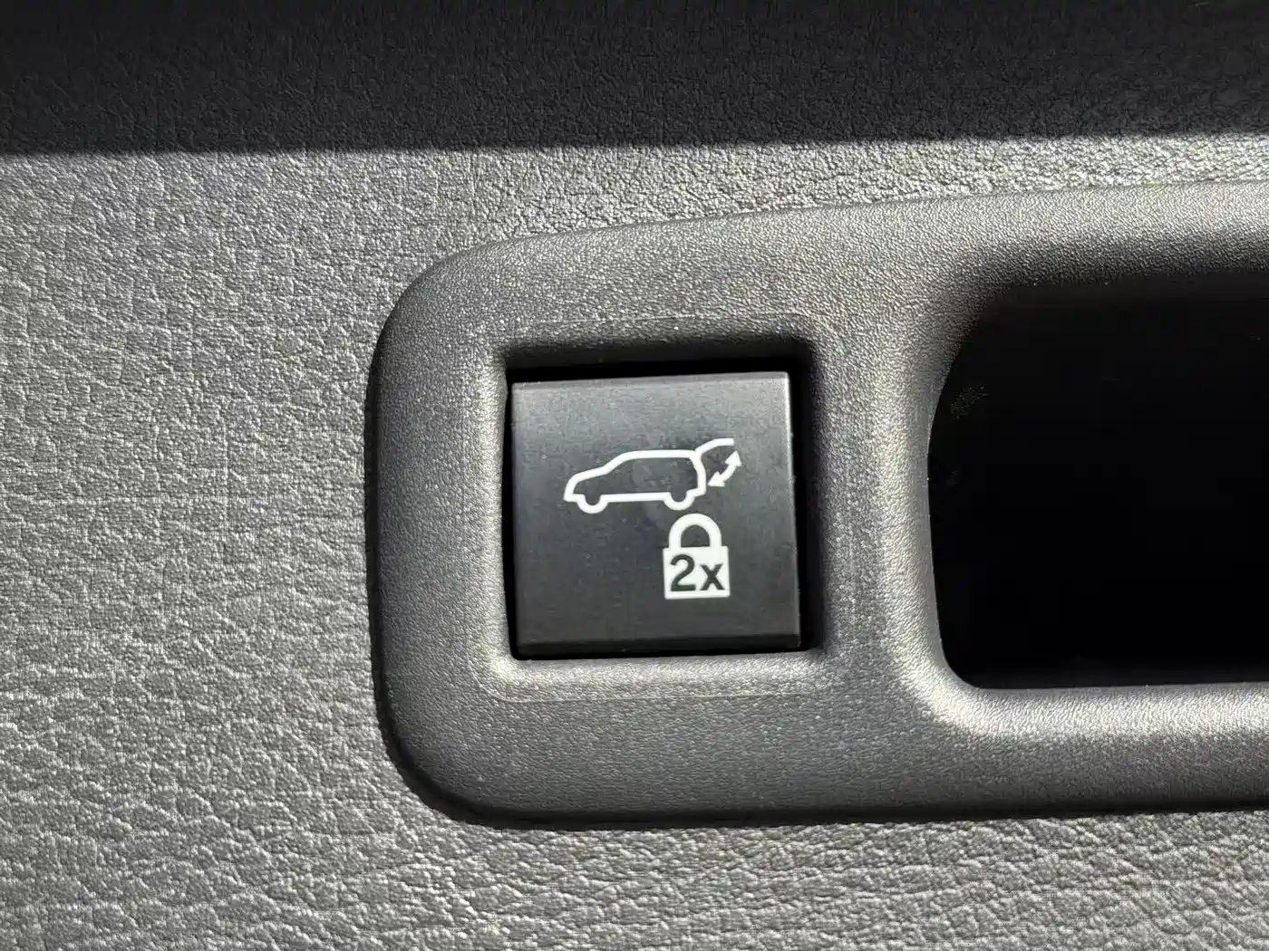 Toyota Sienna 2023 2.5L Hybrid Premium Edition фото 13