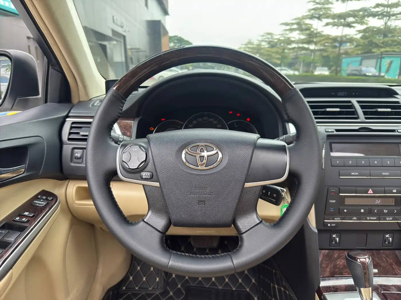 Toyota Camry 2015 2.0G Leading Edition фото 15