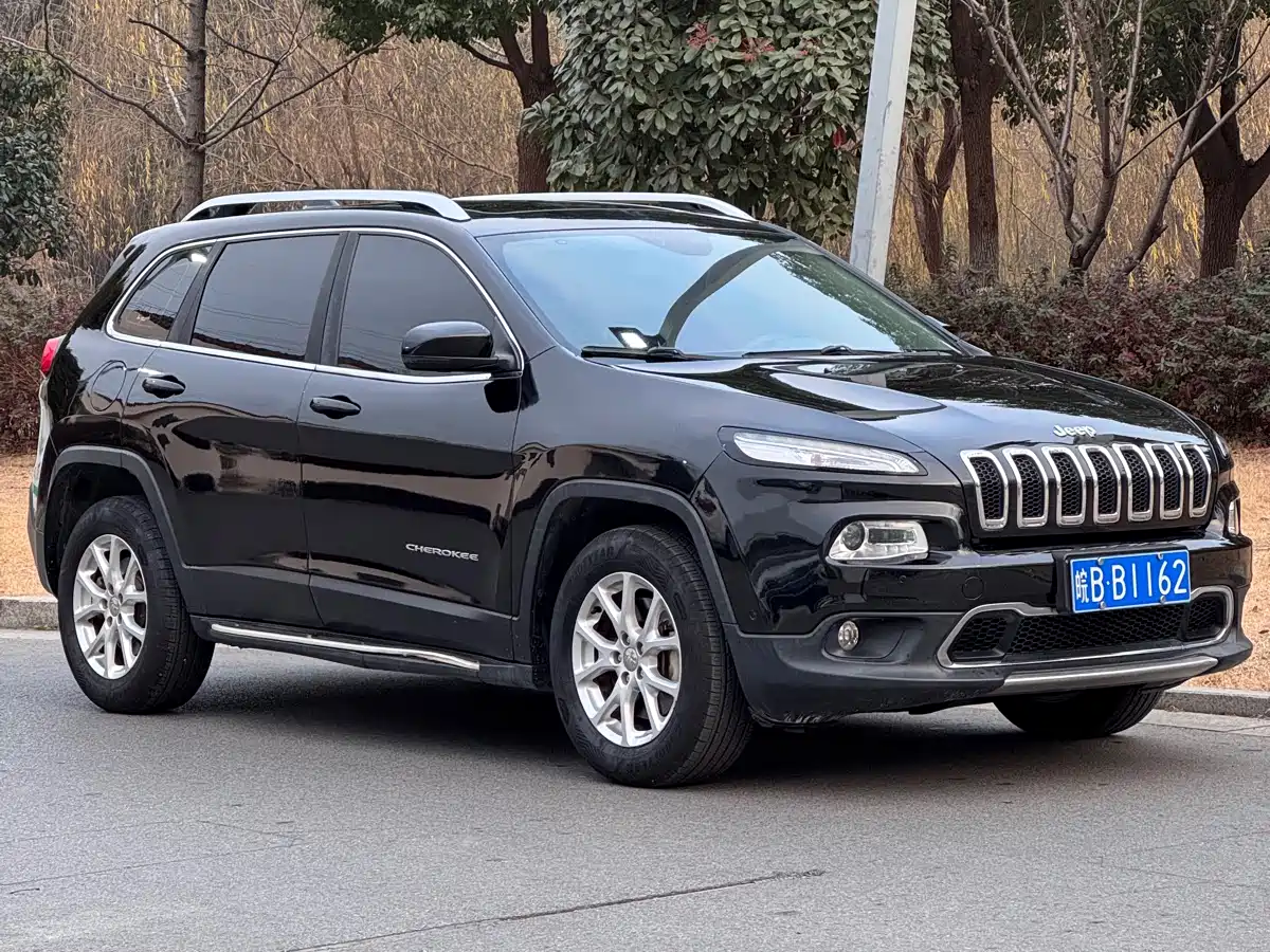 Photo 3 - Jeep Cherokee