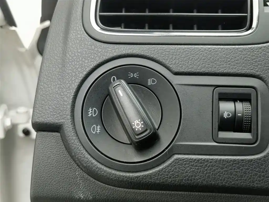Volkswagen Polo 2016 1.6L Automatic Comfort фото 21