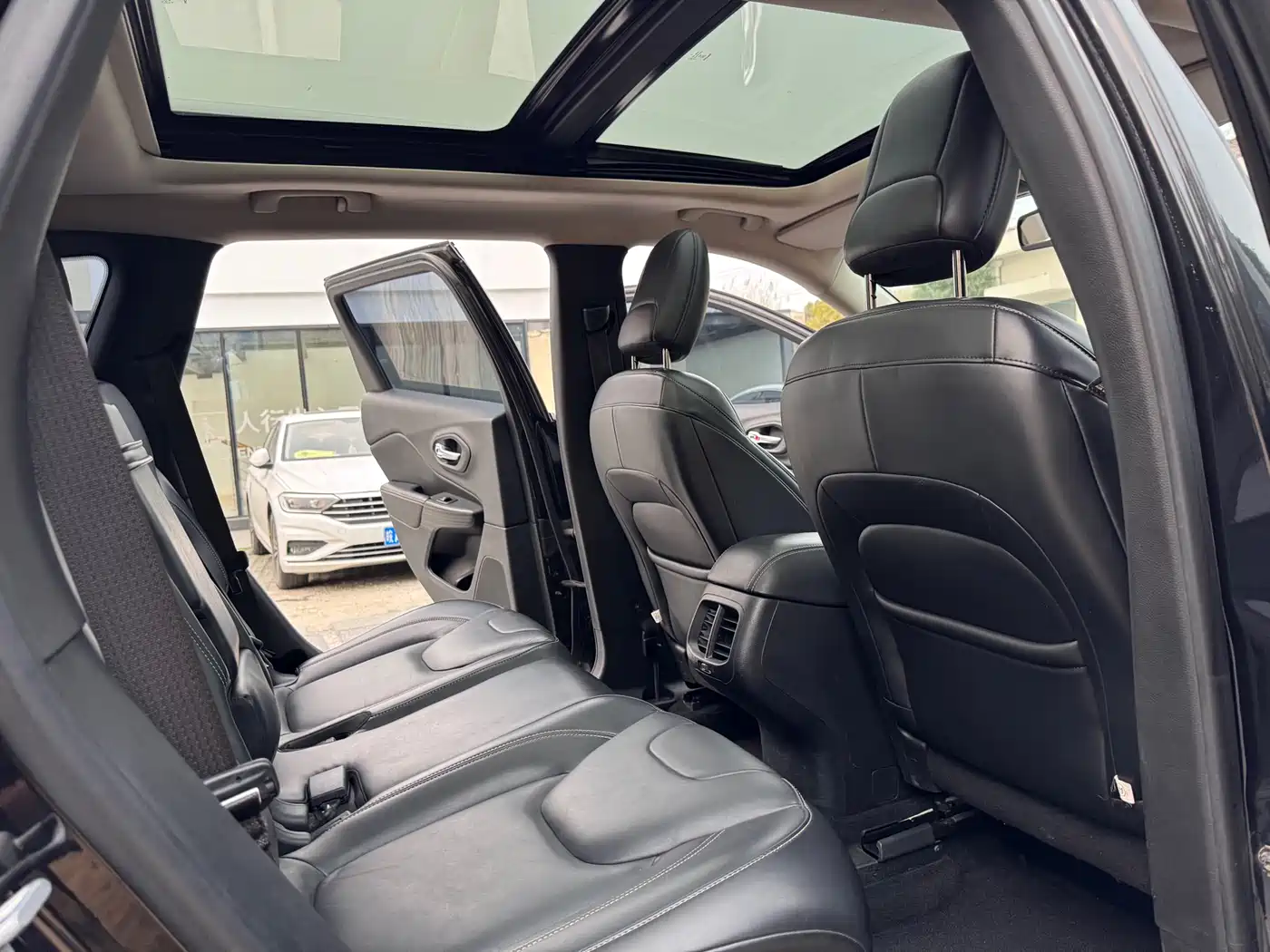 Photo 9 - Jeep Cherokee