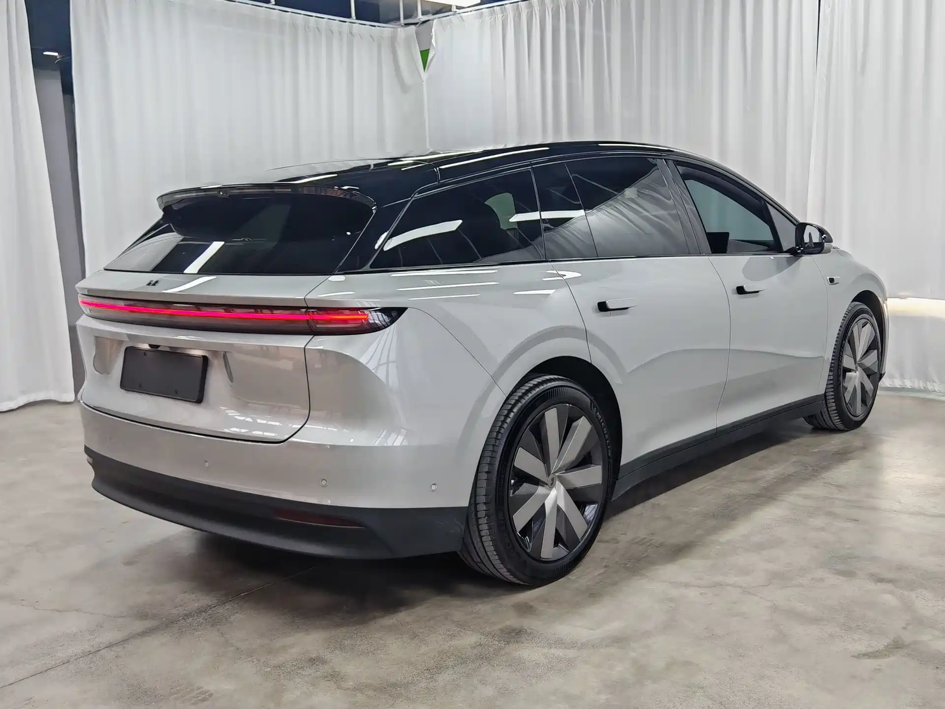 Фото 6 - Li Auto i6