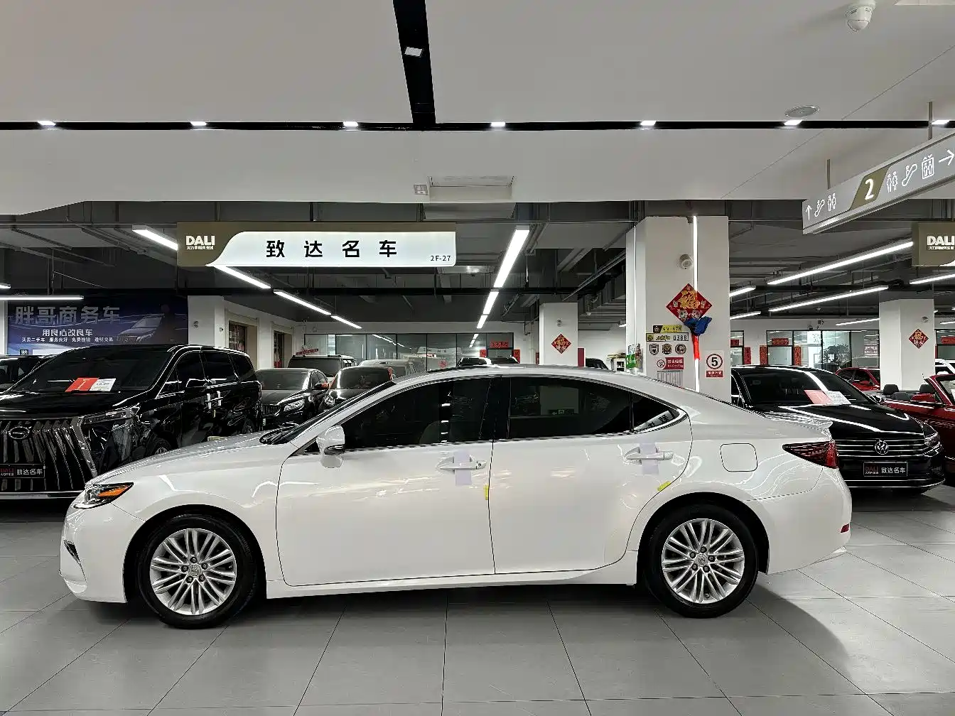 Фото 10 - Lexus ES