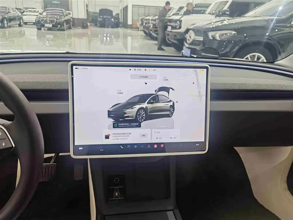TESLA MODEL 3