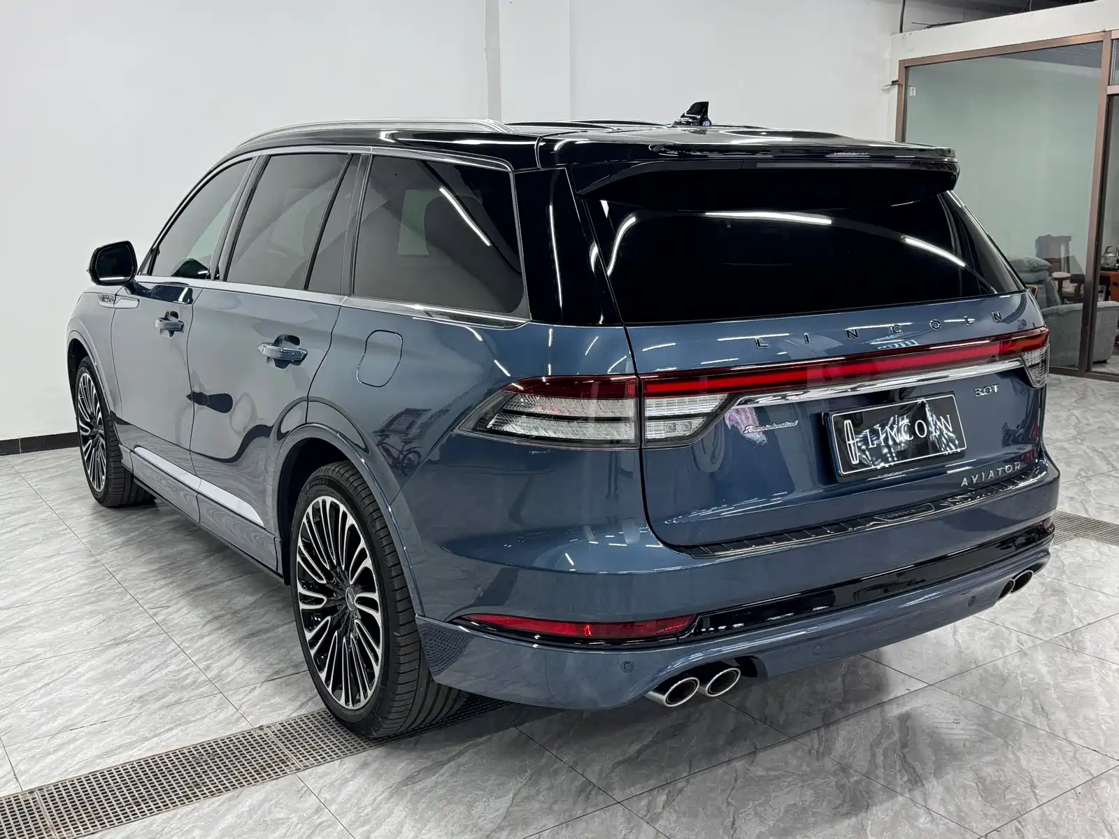 Photo 6 - Lincoln Aviator