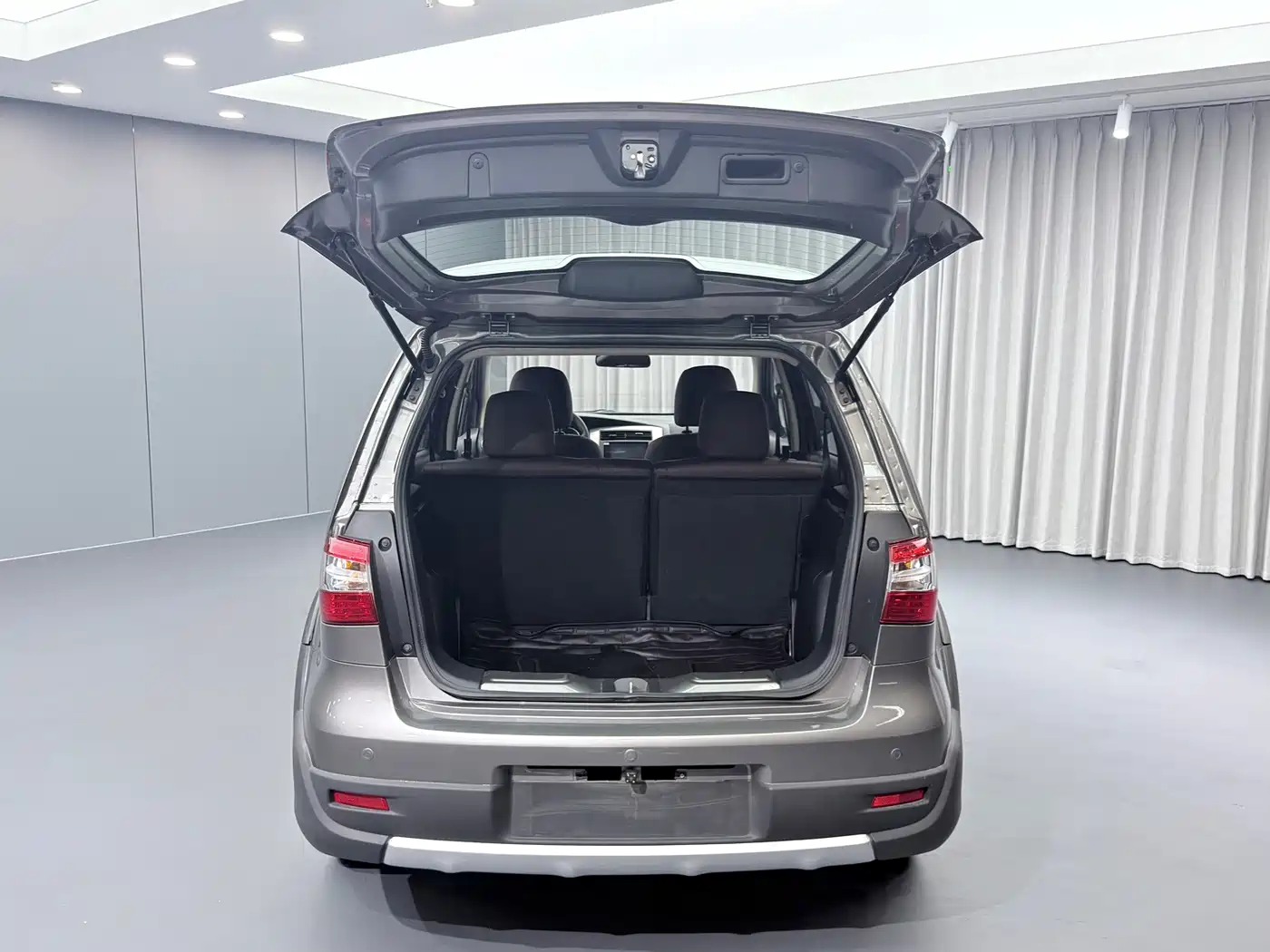 Nissan Livina 2015 2015 Vigorous 1.6XV CVT Luxury Edition