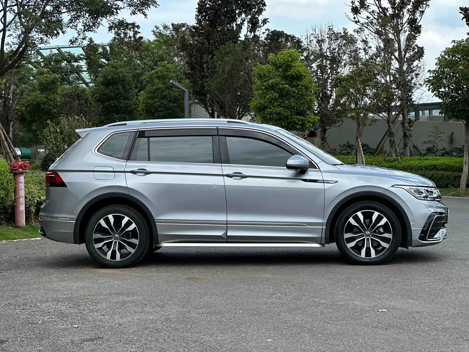 Photo 3 - Volkswagen Tiguan L