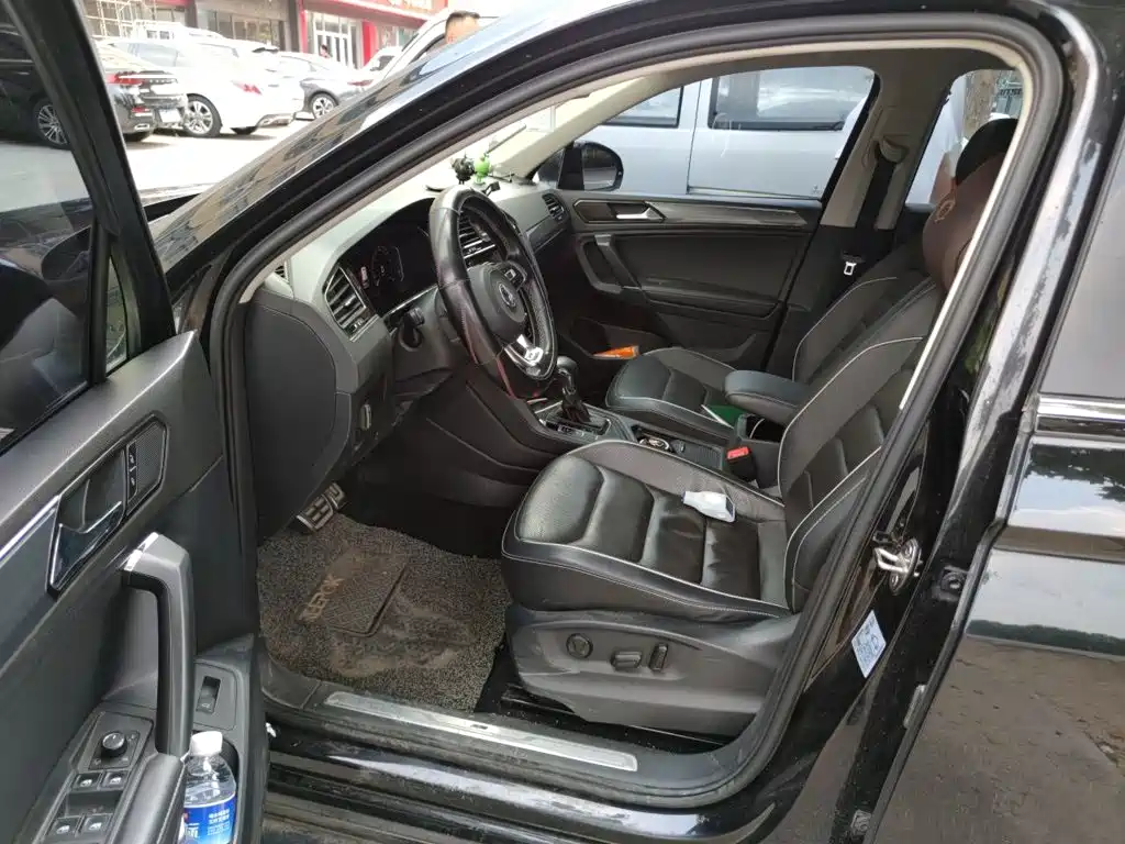 Photo 12 - Volkswagen Tiguan L