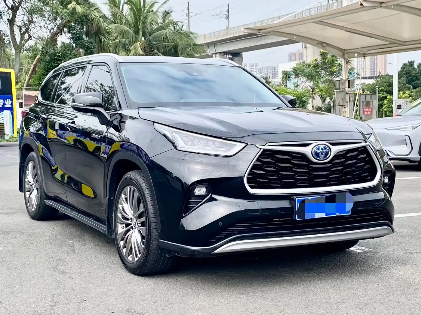 Toyota Highlander 2022 Model Dual Engine 2.5L 4WD Premium Edition 7-Seater фото 3