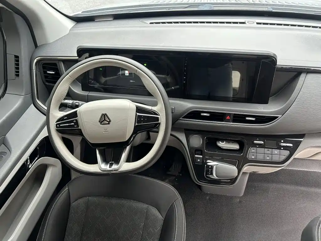 Sinotruk Xianfeng V 2024 2024 Multi-function Version 2.0T Automatic Medium Wheelbase Medium Roof