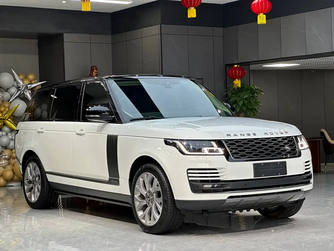 Land Rover Range Rover 2021 3.0 L6 Heritage Extended Classic Edition фото 3